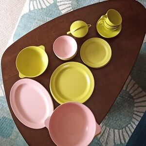 Vintage Mallo-Ware 33 Pc Serving Platters Bowls Creamer Plates Melamine Melmac